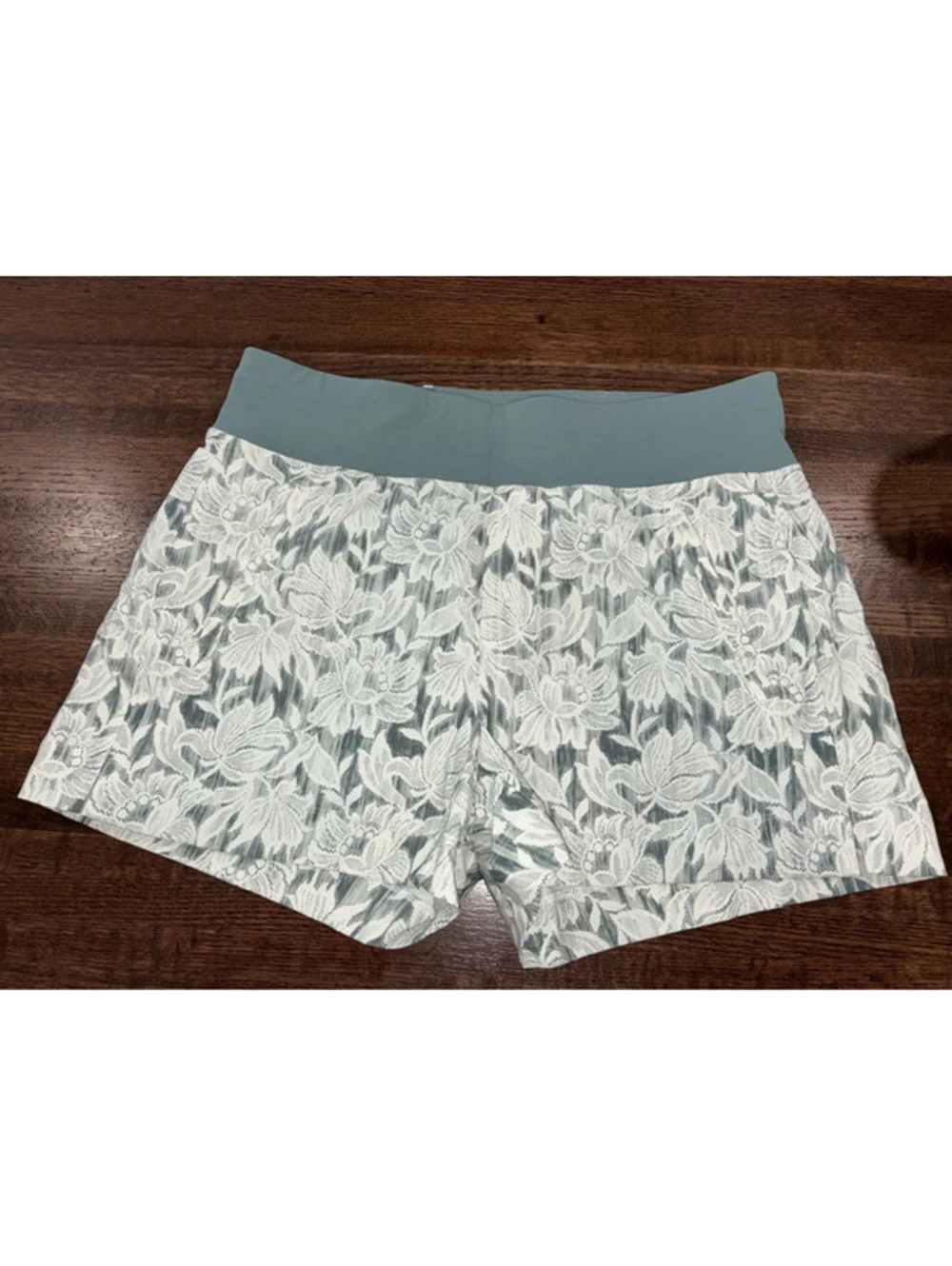 Athleta Trekkie North Short Ethereal Magnolia Bloom White Floral Sz 10